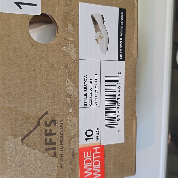 NWT Cliffs Women's White Loafers with Gold Accent, Size 10 Wide - Picture 4 of 4